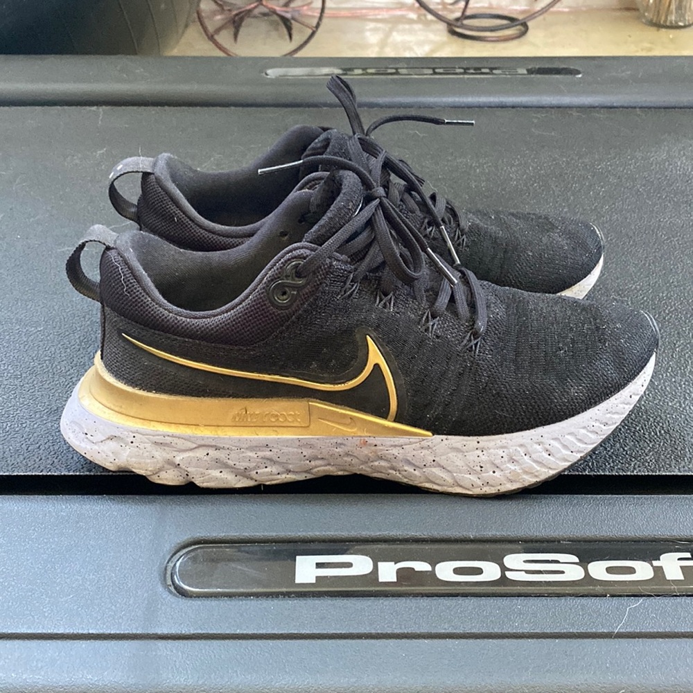 Nike Women's React Infinity Run Flyknit 2 Running Shoes Black Gold 7.5